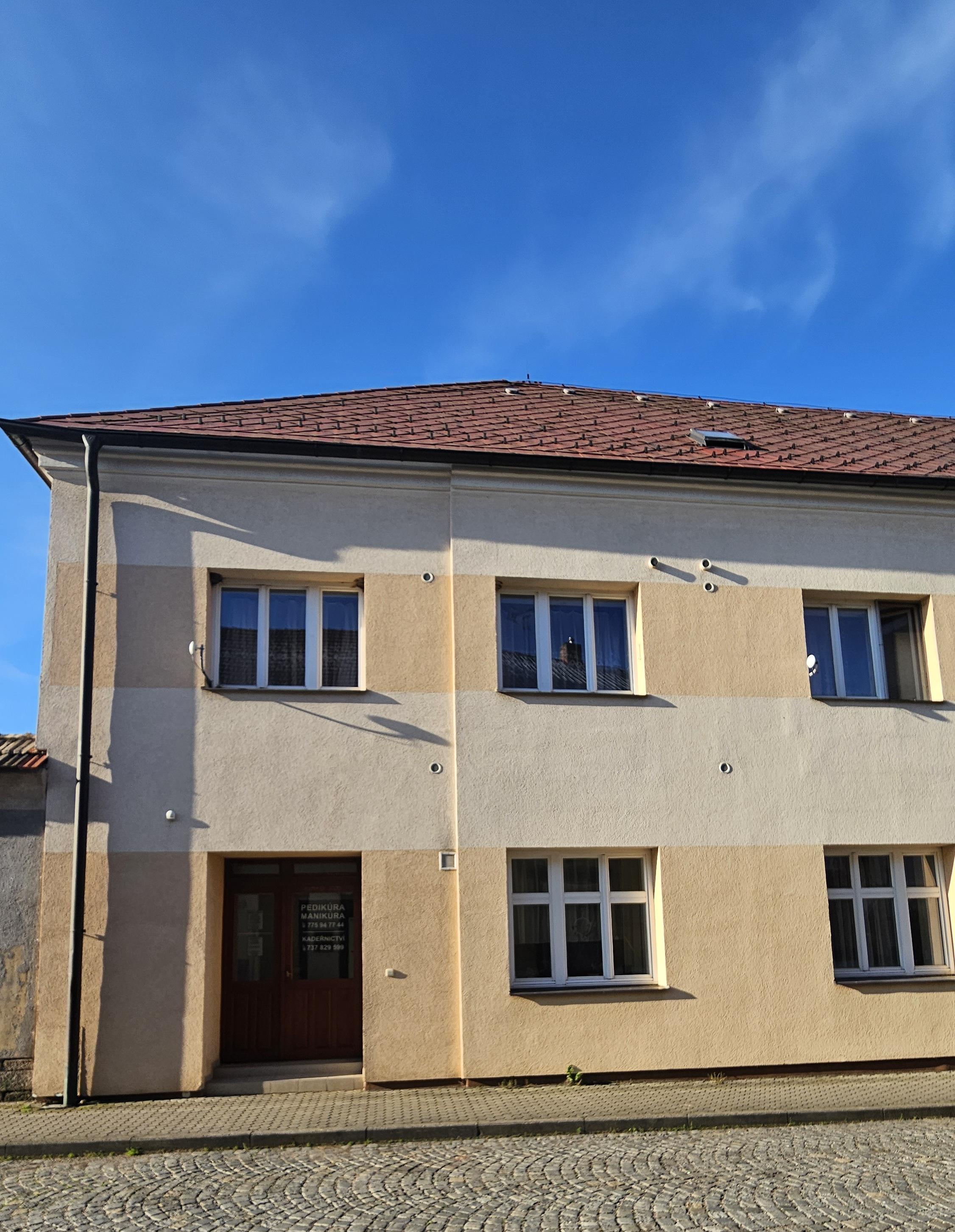 Budova a vstup do pedikérského salonu PediCare v Železnici u Jičína