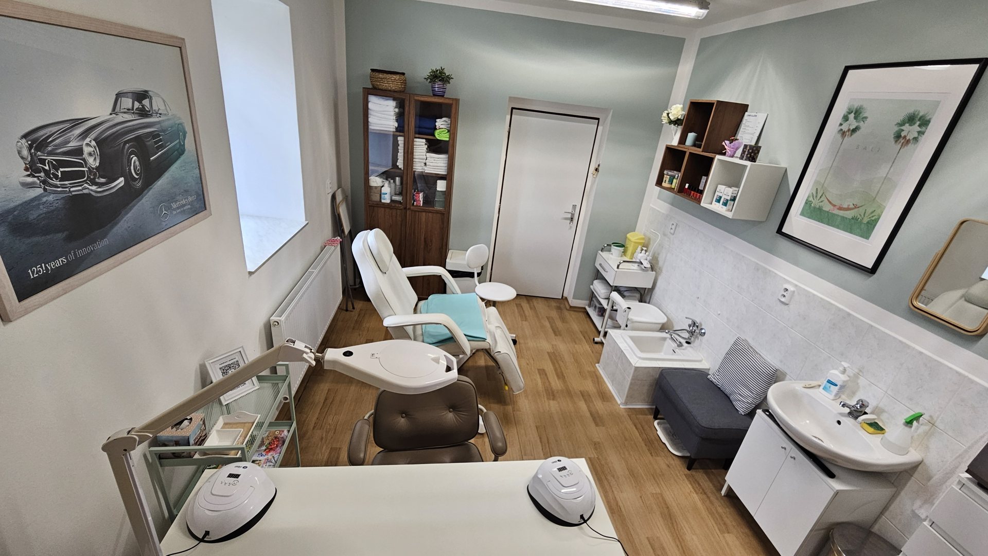 Druhá fotografie budovy pedikérského salonu PediCare v Železnici u Jičína